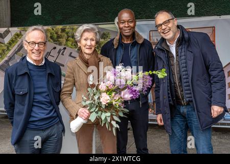 Spatenstich zum neuen Kinderhaus der TUM mit Star-Architekt Prof. Francis Kere 2. Von rechts, München, 18 ans. Avril 2024 Deutschland, München, 18.04.2024, Spatenstich zum neuen Kinderhaus der TUM mit Star-Architekt Professeur Francis Kere 2. Von rechts, Träger des Pritzker-Preises 2022, nochmal von links komplett: Prof Hermann Kaufmann, Architekt, die Mäzenin Ingeborg Pohl, Architekt Prof. Francis KÃ rÃ , Antony Gross, Architekt, Gabelsbergerstraße 41, *** cérémonie d'inauguration de la nouvelle maison d'enfants TUM avec l'architecte star Prof Francis Kere 2 de droite , Munich, 18 avril 2024 Allemagne, Munich Banque D'Images