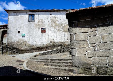 Rue dans la vieille ville de Montalegre, Portugal Banque D'Images