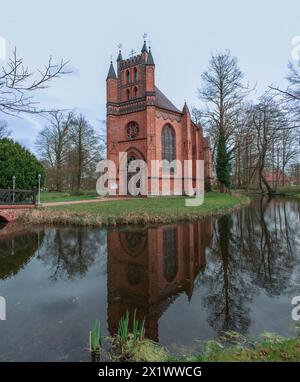 Die katholische Kirche préparation Helena im Schlosspark Ludwigslust spiegelt sich im Wasser von einem Teich, die Kirche wurde 1806 1809 erbaut als erster neogotischer Backsteinbau in Mecklenburg Ludwigslust Mecklenburg-Vorpommern Deutschland *** L'Église catholique d'un État Helena dans le parc du château de Ludwigslust se reflète dans l'eau d'un étang, l'église a été construite en 1806 1809 comme le premier bâtiment néo-gothique en briques dans le Mecklembourg Ludwigslust Mecklembourg Poméranie occidentale Allemagne Banque D'Images