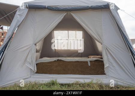 Une exposition temporaire de chambre à coucher de tente extérieure décontractée Banque D'Images