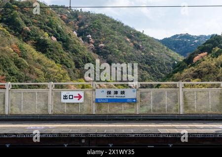 Kyoto, Japon - 11 avril 2024 : gare JR Hozukyo. Saison des cerisiers en fleurs à Kyoto. Banque D'Images