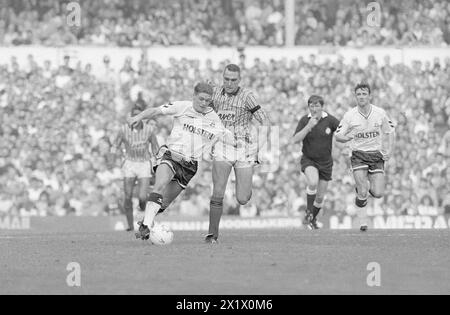 Paul Gascoigne a sa chemise tirée par Vinnie Jones (Sheffield United) Tottenham Hotspur contre Sheffield United 20 Oct 1990 Banque D'Images