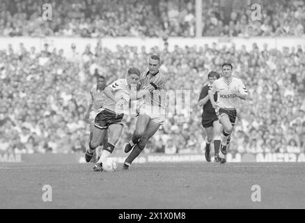 Paul Gascoigne a sa chemise tirée par Vinnie Jones (Sheffield United) Tottenham Hotspur contre Sheffield United 20 Oct 1990 Banque D'Images