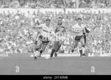 Paul Gascoigne a sa chemise tirée par Vinnie Jones (Sheffield United) Tottenham Hotspur contre Sheffield United 20 Oct 1990 Banque D'Images
