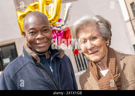 Spatenstich zum neuen Kinderhaus der TUM mit Architekt Prof. Francis Kere, und Mäzenin Ingeborg Pohl, München, 18. Avril 2024 Deutschland, München, 18.04.2024, Spatenstich zum neuen Kinderhaus der TUM mit Architekt Prof. Francis Kere, Träger des Pritzker-Preises 2022, die Mäzenin Ingeborg Pohl mit Architekt Prof. Francis KÃ rÃ , Gabelsbergerstraße 41, *** cérémonie de lancement de la nouvelle Maison des enfants TUM avec l'architecte Prof Francis Kere, et patron Ingeborg Pohl, Munich, 18 avril 2024 Allemagne, Munich, 18 04 2024, cérémonie d’inauguration de la nouvelle Maison d’enfants TUM avec architecte Pro Banque D'Images