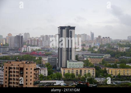 Non exclusif : KIEV, UKRAINE - 17 AVRIL 2024 - le paysage urbain de Kiev est photographié un jour nuageux au printemps. Banque D'Images