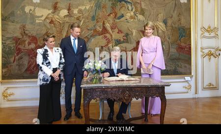 Liège, Belgique. 18 avril 2024. La Grande-Duchesse Marie Teresa de Luxembourg, le Grand-Duc Henri de Luxembourg, le Roi Philippe-Filip de Belgique et la Reine Mathilde de Belgique signent le livre d'or lors d'une visite au Palais des Princes Eveques, troisième et dernier jour de la visite officielle du couple royal luxembourgeois en Belgique, jeudi 18 avril 2024, à Liège. BELGA PHOTO LAURENT CAVENATI crédit : Belga News Agency/Alamy Live News Banque D'Images