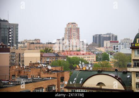 Non exclusif : KIEV, UKRAINE - 17 AVRIL 2024 - le paysage urbain de Kiev est photographié un jour nuageux au printemps. Banque D'Images