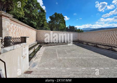 Fontaine des 99 Spouts. L'Aquila. Abruzzes. Italie Banque D'Images