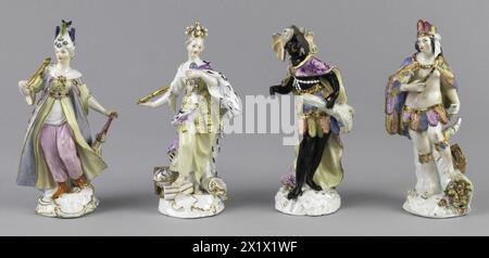 Ensemble de figures en porcelaine de personnifications des quatre continents, allemand, c. 1775, de gauche à droite : Asie, Europe, Afrique et Amérique. Parmi ceux-ci, l'Afrique a conservé ses attributs classiques. Anciennement James Hazen Hyde collection. Banque D'Images