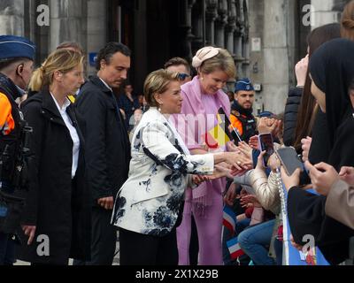 Liège, Belgique. 18 avril 2024. La Grande-Duchesse Maria Teresa de Luxembourg et la Reine Mathilde de Belgique accueillent le public lors d'une visite au Palais des Princes Eveques, le troisième et dernier jour de la visite officielle du couple royal luxembourgeois en Belgique, jeudi 18 avril 2024, à Liège. BELGA PHOTO LAURENT CAVENATI crédit : Belga News Agency/Alamy Live News Banque D'Images