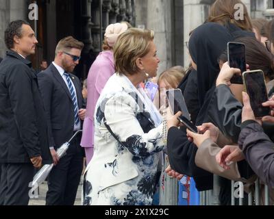 Liège, Belgique. 18 avril 2024. La Grande-Duchesse Maria Teresa de Luxembourg salue le public lors d'une visite au Palais des Princes Eveques, le troisième et dernier jour de la visite officielle du couple royal luxembourgeois en Belgique, jeudi 18 avril 2024, à Liège. BELGA PHOTO LAURENT CAVENATI crédit : Belga News Agency/Alamy Live News Banque D'Images