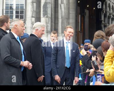 Liège, Belgique. 18 avril 2024. Le Roi Philippe - Filip de Belgique et le Grand-Duc Henri de Luxembourg accueillent le public lors d'une visite au Palais des Princes Eveques, le troisième et dernier jour de la visite officielle du couple royal luxembourgeois en Belgique, jeudi 18 avril 2024, à Liège. BELGA PHOTO LAURENT CAVENATI crédit : Belga News Agency/Alamy Live News Banque D'Images