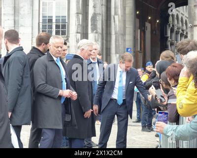 Liège, Belgique. 18 avril 2024. Le Roi Philippe - Filip de Belgique et le Grand-Duc Henri de Luxembourg accueillent le public lors d'une visite au Palais des Princes Eveques, le troisième et dernier jour de la visite officielle du couple royal luxembourgeois en Belgique, jeudi 18 avril 2024, à Liège. BELGA PHOTO LAURENT CAVENATI crédit : Belga News Agency/Alamy Live News Banque D'Images