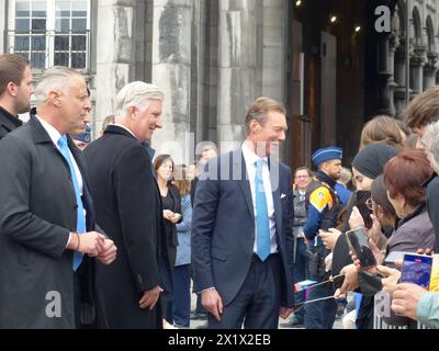 Liège, Belgique. 18 avril 2024. Le Roi Philippe - Filip de Belgique et le Grand-Duc Henri de Luxembourg accueillent le public lors d'une visite au Palais des Princes Eveques, le troisième et dernier jour de la visite officielle du couple royal luxembourgeois en Belgique, jeudi 18 avril 2024, à Liège. BELGA PHOTO LAURENT CAVENATI crédit : Belga News Agency/Alamy Live News Banque D'Images