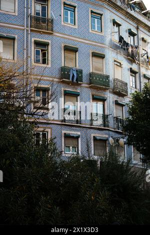 Fenêtres et balcons d'un ancien bâtiment à Lisbonne, Portugal Banque D'Images