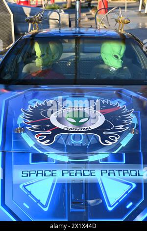 BAKER, CALIFORNIE - 14 avril 2024 : voiture de patrouille de la paix spatiale avec des extraterrestres au magasin Alien Fresh Jerky. Banque D'Images