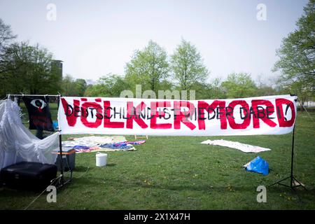 Protest Voelkermord Gaza Deu, Deutschland, Allemagne, Berlin, 09.04.2024 bannière Voelkermord Deutschland ist wieder dabei von einem Protestcamp beim Protest von Palaestinenser und der Friedensbewegung vor der Wiese vor dem Reichstag im Regierungsviertel in Berlin Deutschland . Der Protest findet statt als der Weltgerichtshof mit der Anhoerung ueber die Behauptung Nicaraguas begann. Die Demonstranten Fordern einen Waffenstillstand und Friedensverhandlungen in Gaza und sind gegen Waffenlieferungen von Deutschland nach Israel und beklagen die Unterstuetzung der Bundesregierung zu Israels BEI ihrem G. Banque D'Images