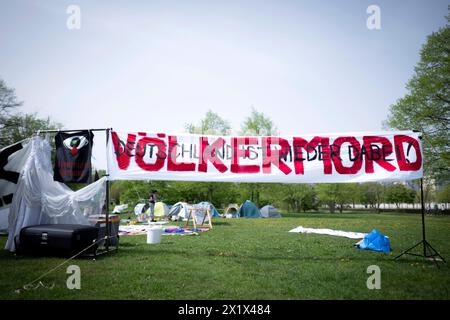 Protest Voelkermord Gaza Deu, Deutschland, Allemagne, Berlin, 09.04.2024 bannière Voelkermord Deutschland ist wieder dabei von einem Protestcamp beim Protest von Palaestinenser und der Friedensbewegung vor der Wiese vor dem Reichstag im Regierungsviertel in Berlin Deutschland . Der Protest findet statt als der Weltgerichtshof mit der Anhoerung ueber die Behauptung Nicaraguas begann. Die Demonstranten Fordern einen Waffenstillstand und Friedensverhandlungen in Gaza und sind gegen Waffenlieferungen von Deutschland nach Israel und beklagen die Unterstuetzung der Bundesregierung zu Israels BEI ihrem G. Banque D'Images