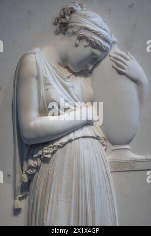 Possagno, Italie - juin 2022 : sculpture funéraire d'Antonio Canova. Mémorial en marbre sur pierre tombale Banque D'Images