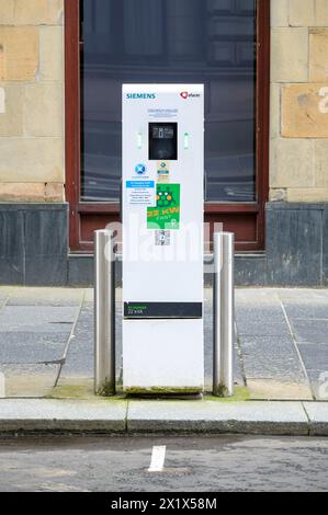 Siemens 22 Kilowatt Station de recharge de véhicule électrique rapide au bord de la route dans le centre-ville de Glasgow, Écosse, Royaume-Uni, Europe Banque D'Images