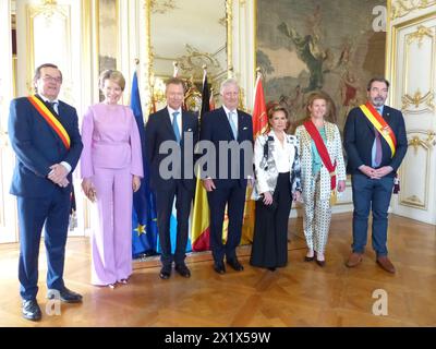 Liège, Belgique. 18 avril 2024. Le maire de Liège Willy Demeyer, la reine Mathilde de Belgique, le grand-duc Henri de Luxembourg, le roi Philippe - Filip de Belgique, la grande-duchesse Maria Teresa de Luxembourg, la gouverneure par intérim de la province de Liège Catherine Delcourt et le président du conseil provincial de Liège Luc Gillard posent pour le photographe lors d'une visite au Palais Prince-Evêque (palais des Princes Eveques), le troisième et dernier jour de la visite officielle du couple royal luxembourgeois en Belgique, jeudi 18 avril 2024, à Liège. BELGA PHOTO LAURENT CAVENATI crédit : Belga News Agency/Alamy Live News Banque D'Images