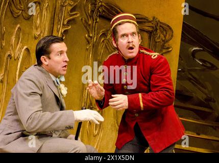 de gauche à droite : Jonathan Cake (Romain Tournel), Tom Hollander (Victor Emmanuel Chandebise) dans Une PUCE À L'OREILLE par Feydeau au Old Vic, Londres SE1 14/12/2010 traduit par John Mortimer décor : Rob Howell costumes : Sue Blane éclairage : Mark Henderson réalisateur : Richard Eyre Banque D'Images