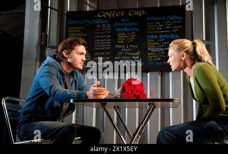 Tom Burke (Greg), Sian Brooke (Steph) dans REASONS TO BE PRETTY de Neil LaBute au Almeida Theatre, Londres N1 17/11/2011 design : Soutra Gilmour éclairage : Mark Henderson réalisateur : Michael Attenborough Banque D'Images