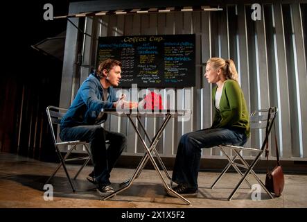 Tom Burke (Greg), Sian Brooke (Steph) dans REASONS TO BE PRETTY de Neil LaBute au Almeida Theatre, Londres N1 17/11/2011 design : Soutra Gilmour éclairage : Mark Henderson réalisateur : Michael Attenborough Banque D'Images