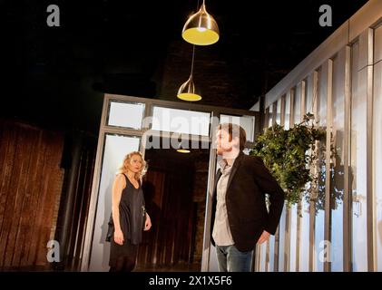 Sian Brooke (Steph), Tom Burke (Greg) dans REASONS TO BE PRETTY de Neil LaBute au Almeida Theatre, Londres N1 17/11/2011 design : Soutra Gilmour éclairage : Mark Henderson réalisateur : Michael Attenborough Banque D'Images