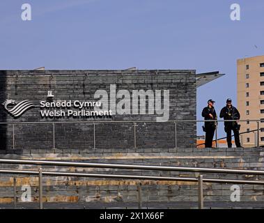 Bâtiment du Parlement gallois avec deux policiers armés gardant l'entrée. Prise en avril 2024 Banque D'Images