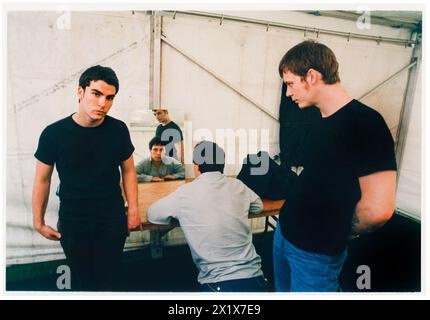 STEREOPHONICS, YOUNG, BACKSTAGE, CARDIFF BIG WEEKEND, 1997 : la formation originale de Stereophonics a photographié les coulisses avant d'être en tête d'affiche vendredi soir au Big Weekend Festival on City Lawns à Cardiff, pays de Galles, Royaume-Uni, le 8 août 1997. Photo : Rob Watkins. INFO : Stereophonics, un groupe de rock gallois, a émergé dans les années 1990 en tant que personnalités éminentes du rock britannique. Avec la voix râpeuse de Kelly Jones et des tubes comme 'Dakota', ils ont obtenu un succès commercial. Leur discographie reflète un mélange diversifié de genres rock, mettant en valeur leur attrait durable. Banque D'Images