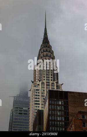 La lumière du matin met en lumière le gratte-ciel art déco du Chrysler Building de 1930 par William Van Alen sur Lexington AV, Lower Midtown, Manhattan, New York. Banque D'Images