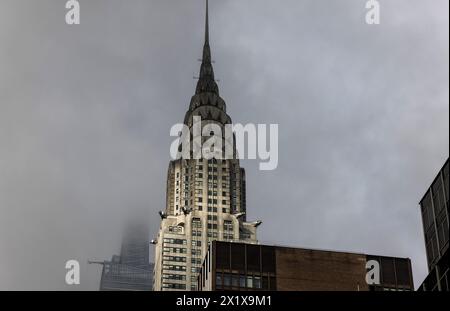 La lumière du matin met en lumière le gratte-ciel art déco du Chrysler Building de 1930 par William Van Alen sur Lexington AV, Lower Midtown, Manhattan, New York. Banque D'Images