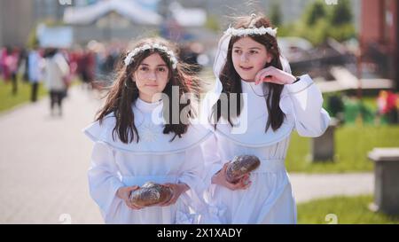 Lida, Biélorussie - 31 mai 2022 : filles en robes blanches après leur première sainte communion. Banque D'Images