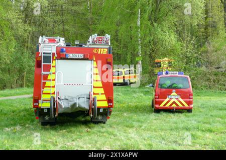 Großweitzschen - Vermisster Jugendlicher bewusstlos im Wald gefunden : Rettungsdienst und Feuerwehr im Einsatz 14.04.2024 gegen 17,30 Uhr Großweitzschen OT Westewitz, Muldenstraße Zu einem Einsatz von Feuerwehr und Rettungsdienst kam es am am Sonntagabend im Großeiwtzschener Ortsteil Westewitz Mittelsachsen. Nach ersten Angaben der Feuerwehr wurden die kameraden gegen 17,30 Uhr an die Mulde alarmiert, WO Am Abend mehrere Jugendliche gemeinsam Alkohol konsumiert haben sollen. In der Folge Gab es wohl einen Streit, wodurch ein Jugendlicher sich von der Gruppe entfernte und allein in Richtung Spitzst Banque D'Images
