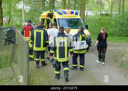 Großweitzschen - Vermisster Jugendlicher bewusstlos im Wald gefunden : Rettungsdienst und Feuerwehr im Einsatz 14.04.2024 gegen 17,30 Uhr Großweitzschen OT Westewitz, Muldenstraße Zu einem Einsatz von Feuerwehr und Rettungsdienst kam es am am Sonntagabend im Großeiwtzschener Ortsteil Westewitz Mittelsachsen. Nach ersten Angaben der Feuerwehr wurden die kameraden gegen 17,30 Uhr an die Mulde alarmiert, WO Am Abend mehrere Jugendliche gemeinsam Alkohol konsumiert haben sollen. In der Folge Gab es wohl einen Streit, wodurch ein Jugendlicher sich von der Gruppe entfernte und allein in Richtung Spitzst Banque D'Images