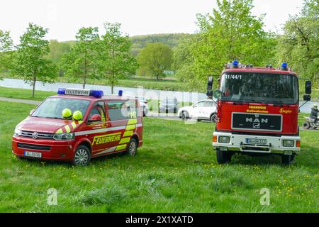 Großweitzschen - Vermisster Jugendlicher bewusstlos im Wald gefunden : Rettungsdienst und Feuerwehr im Einsatz 14.04.2024 gegen 17,30 Uhr Großweitzschen OT Westewitz, Muldenstraße Zu einem Einsatz von Feuerwehr und Rettungsdienst kam es am am Sonntagabend im Großeiwtzschener Ortsteil Westewitz Mittelsachsen. Nach ersten Angaben der Feuerwehr wurden die kameraden gegen 17,30 Uhr an die Mulde alarmiert, WO Am Abend mehrere Jugendliche gemeinsam Alkohol konsumiert haben sollen. In der Folge Gab es wohl einen Streit, wodurch ein Jugendlicher sich von der Gruppe entfernte und allein in Richtung Spitzst Banque D'Images