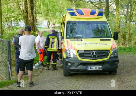 Großweitzschen - Vermisster Jugendlicher bewusstlos im Wald gefunden : Rettungsdienst und Feuerwehr im Einsatz 14.04.2024 gegen 17,30 Uhr Großweitzschen OT Westewitz, Muldenstraße Zu einem Einsatz von Feuerwehr und Rettungsdienst kam es am am Sonntagabend im Großeiwtzschener Ortsteil Westewitz Mittelsachsen. Nach ersten Angaben der Feuerwehr wurden die kameraden gegen 17,30 Uhr an die Mulde alarmiert, WO Am Abend mehrere Jugendliche gemeinsam Alkohol konsumiert haben sollen. In der Folge Gab es wohl einen Streit, wodurch ein Jugendlicher sich von der Gruppe entfernte und allein in Richtung Spitzst Banque D'Images