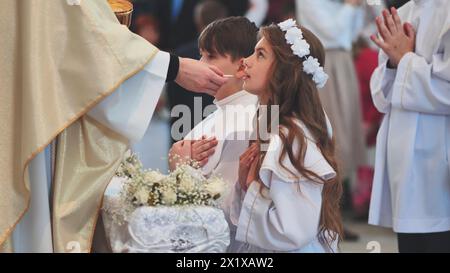 Lida, Biélorussie - 31 mai 2022 : les enfants vont à la première sainte communion. Banque D'Images