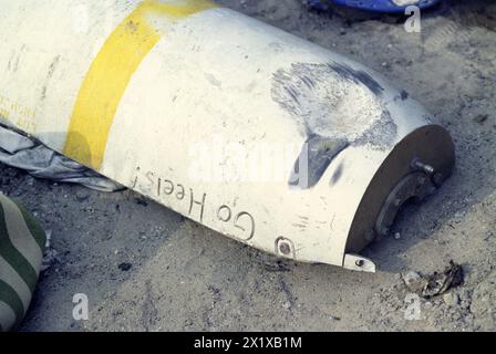 Première Guerre du Golfe : 1er avril 1991 la moitié battue d'une bombe à fragmentation CBU-100 Combined Effects munition (CEM) américaine sur la route de la mort, à l'ouest de Koweït City sur la route principale menant à Bassorah. Banque D'Images