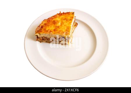 Une délicieuse assiette de moussaka, isolée sur fond transparent. Parfait pour les conceptions culinaires et les promotions liées à l'alimentation Banque D'Images