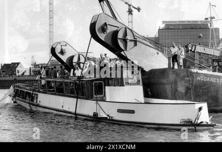 L'OPÉRATION DE SAUVETAGE POUR SOULEVER LE BATEAU DE PLAISANCE MARCHIONESS QUI A COULÉ, 51 PERSONNES ONT PERDU LA VIE, APRÈS UNE COLISION AVEC LE DRAGUEUR BOWBELL SUR LA RIVIÈRE TAMES À LONDRES, AOÛT 1989 PIC MIKE WALKER AOÛT 1989 Banque D'Images