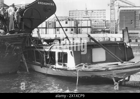 L'OPÉRATION DE SAUVETAGE POUR SOULEVER LE BATEAU DE PLAISANCE MARCHIONESS QUI A COULÉ, 51 PERSONNES ONT PERDU LA VIE, APRÈS UNE COLISION AVEC LE DRAGUEUR BOWBELL SUR LA RIVIÈRE TAMES À LONDRES, AOÛT 1989 PIC MIKE WALKER AOÛT 1989 Banque D'Images