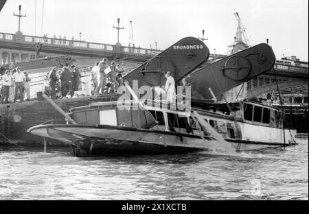 L'OPÉRATION DE SAUVETAGE POUR SOULEVER LE BATEAU DE PLAISANCE MARCHIONESS QUI A COULÉ, 51 PERSONNES ONT PERDU LA VIE, APRÈS UNE COLISION AVEC LE DRAGUEUR BOWBELL SUR LA RIVIÈRE TAMES À LONDRES, AOÛT 1989 PIC MIKE WALKER AOÛT 1989 Banque D'Images