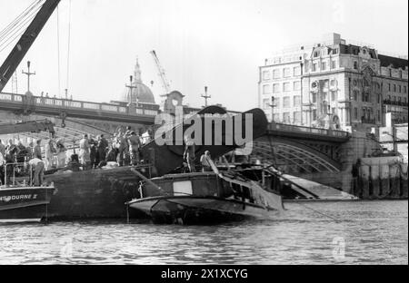 L'OPÉRATION DE SAUVETAGE POUR SOULEVER LE BATEAU DE PLAISANCE MARCHIONESS QUI A COULÉ, 51 PERSONNES ONT PERDU LA VIE, APRÈS UNE COLISION AVEC LE DRAGUEUR BOWBELL SUR LA RIVIÈRE TAMES À LONDRES, AOÛT 1989 PIC MIKE WALKER AOÛT 1989 Banque D'Images