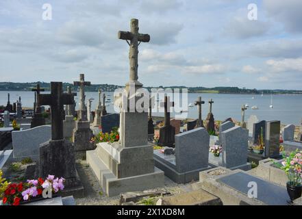 Cimetière marin à Landevennec, Bretagne, France Banque D'Images