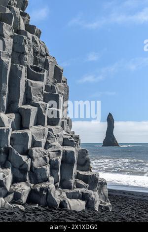 Colonnes de basalte à la base de la falaise de Reynisfjall sur la plage de Reynisfjara dans la falaise sud de l'Islande Banque D'Images