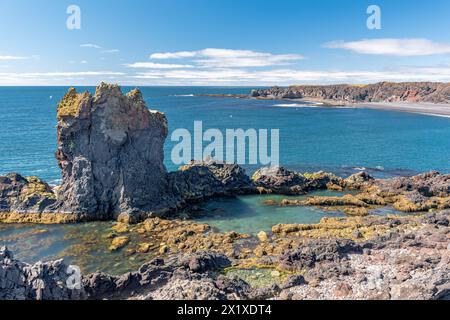 Côte rocheuse près de la plage de Djuponalonssandur dans la péninsule de Snaefellsnes, dans l'ouest de l'Islande Banque D'Images