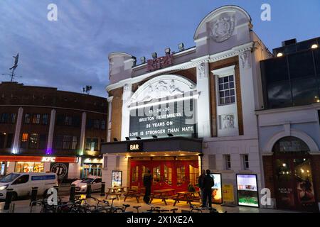 Londres, Royaume-Uni, 17 avril 2024 : à l'occasion du 25e anniversaire de la bombe à ongles de Brixton par David Copeland, le cinéma rituel affiche un message anti-crime de haine près du site de l'explosion qui a blessé 48 personnes. Des veillées annuelles ont été organisées lors de la semaine nationale d'action contre les crimes de haine 17-24-30 et le fondateur Mark Healey a pris la parole lors de la veillée, tout comme la députée locale Helen Hayes. Les chiffres 17-24-30 représentent les dates des bombes à Brixton, Brick Lane et au pub gay Admiral Duncan à Soho. Anna Watson/Alamy Live News Banque D'Images